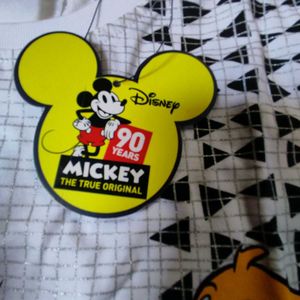 Giraffe Casuals Tee - Daisy Duck