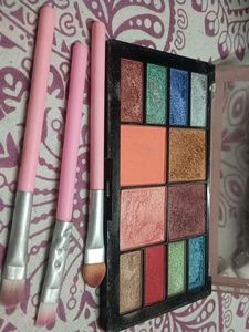Eyeshadow Palette with Brushes
