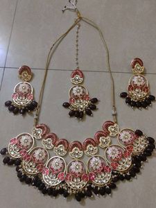 Exquisite Kundan Necklace Set with Maang Tikka