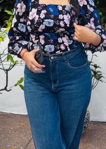 Chic Floral Square Neck Crop Top