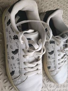 Women/Girls white sneakers