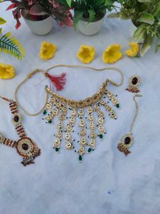Exquisite Kundan &amp; Emerald Jewellery Set