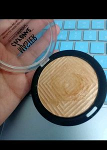 Maybelline chrome Glowy Highlighter