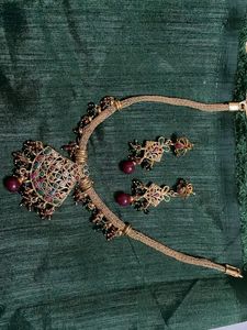 Exquisite Gold-Toned Necklace &amp; Earring Set
