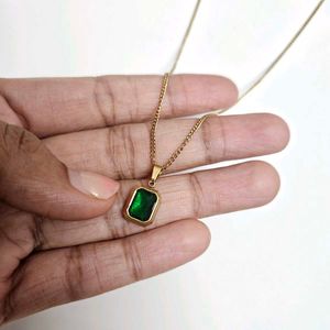 Elegant Emerald Pendant Necklace