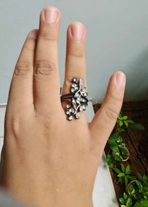 Elegant Leaf Design Ring