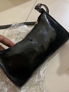 Chic Black Croc Embossed Shoulder Bag