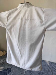White casual tshirt