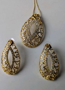 Elegant Gold Tone Pendant & Earring Set