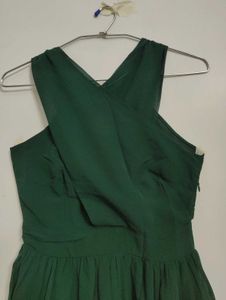 Elegant Emerald Green Criss-Cross Dress