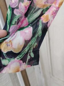 Zara top.neevr used L size.