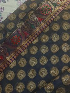 Elegant Paisley Patterned Saree