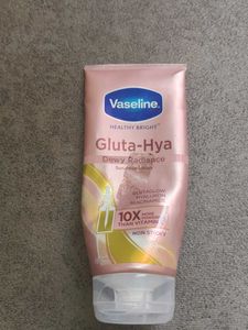 Vaseline Gluta-Hya Dewy Radiance Serum-Lotion
