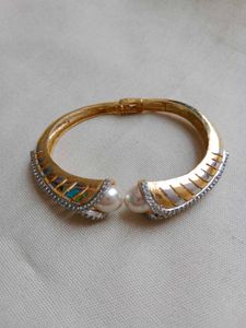 Elegant Gold and Pearl Bangle