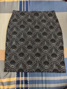 Chic Black &amp; White Patterned Mini Skirt