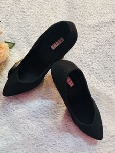 Chic Black Pointed Flats