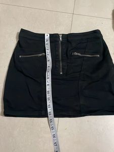 H&amp;M Chic Black Mini Skirt with Zippers