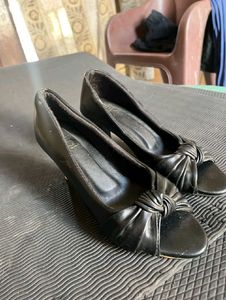 Chic Black Knot Detail Heels