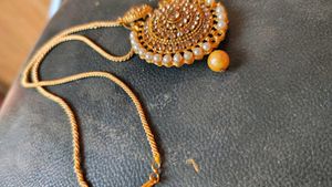 Elegant Gold-Toned Necklace with Pearls