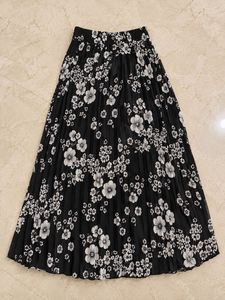 Chic Black Floral Pleated Midi Skirt