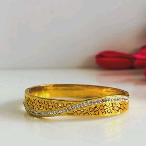 Anti- Tarnish Elegant Gold &amp; Crystal Bangle