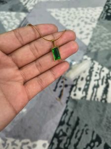 Elegant Gold Tone Necklace with Green Stone 😚