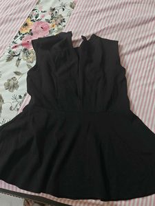 Chic Black Ruffled Sleeveless Top