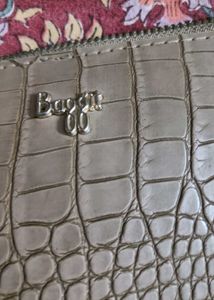Elegant Croc-Embossed clutch