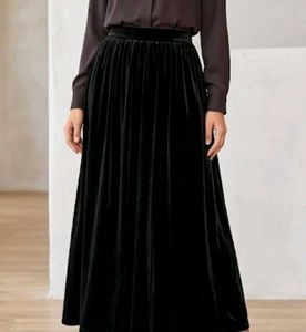 .Elegant High-Waisted Black Pleated Maxi Skirt....