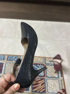 Chic Black Croc Embossed Flats
