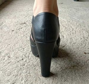 AJIO's Black leather heels (with freegift🎁🎁)