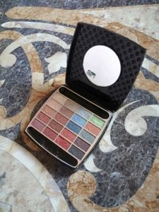 Eyeshadow Palette with Mirror
