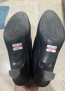 Chic Black Pointed Toe Heels