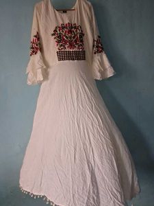 Elegant White Kurta with Floral Embroidery