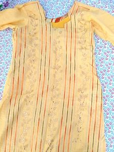 🌸 Elegant Kurti Bundle – 4 Kurtis for ₹1,299 🌸