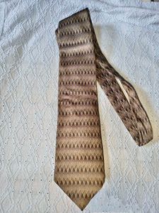 Elegant Diamond Pattern Tie