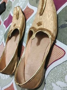 Elegant Gold Juttis