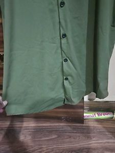 Green Half Sleeve Shirt In Good Condition