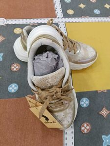 Sports shoes