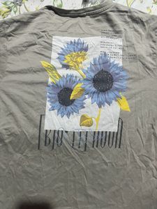 T-shirt with a Cool Print At The Back