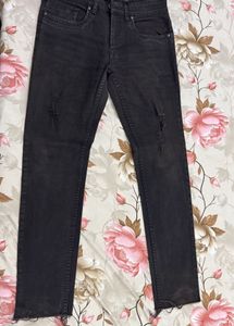 Black distressed jaens