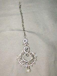 Elegant Maang Tikka with Pearl