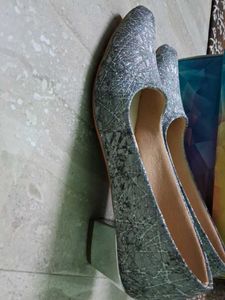 Sparkling Grey Pointed-Toe heel