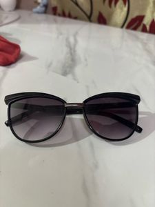 Stylish Black Cat-Eye Sunglasses