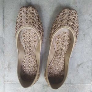 Embroidered punjabi Juttis