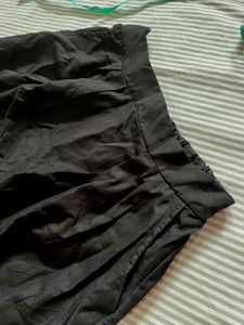 Minimal Black-Casual Skirt with Pockets
