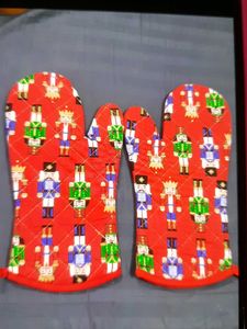 Nutcracker Oven Mitts - Christmas Theme