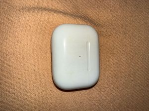 Apple AirPods Pro (Only 1 side working)
