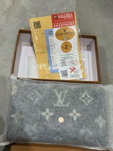 louis vuiton ( first copy )sling  bag