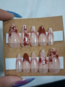 Elegant Press-On Nails with Floral Design
